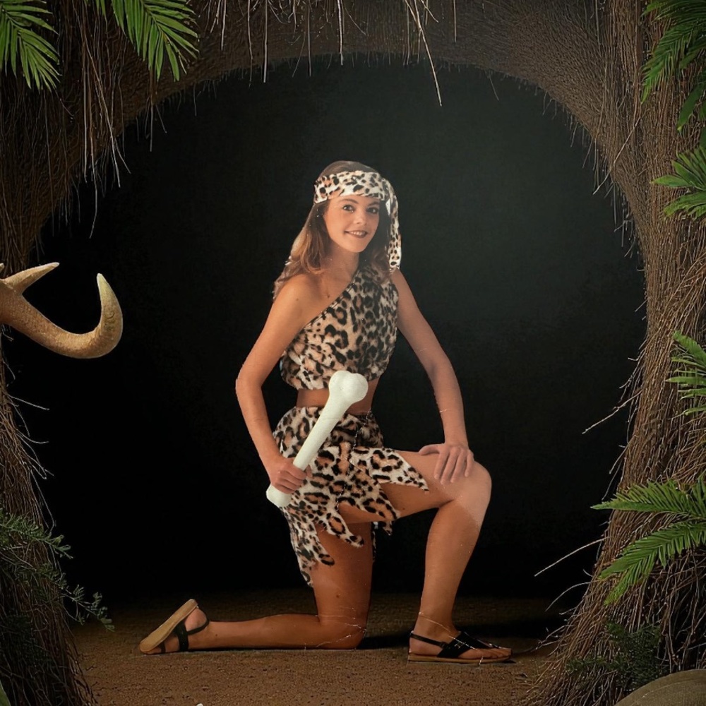 Bruce’s Haunted House Inc Cavewoman Adult Costume